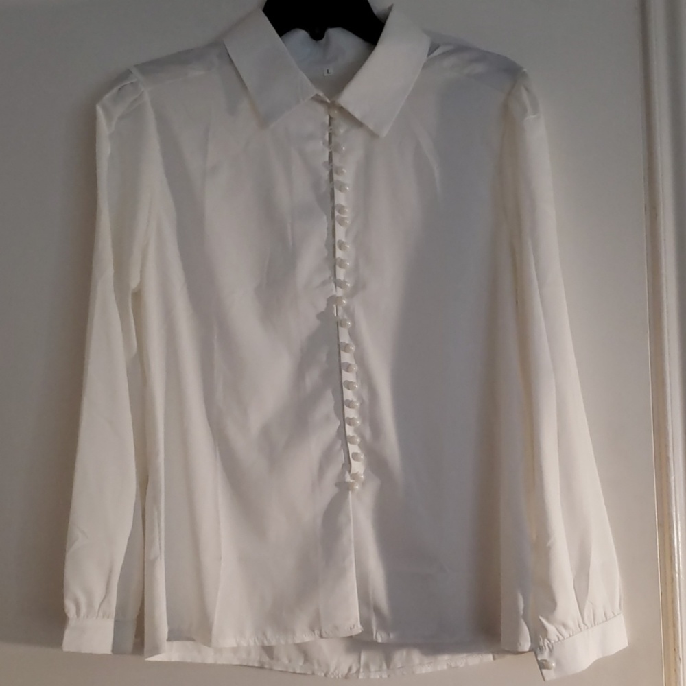 Super soft button down with pearl buttons.